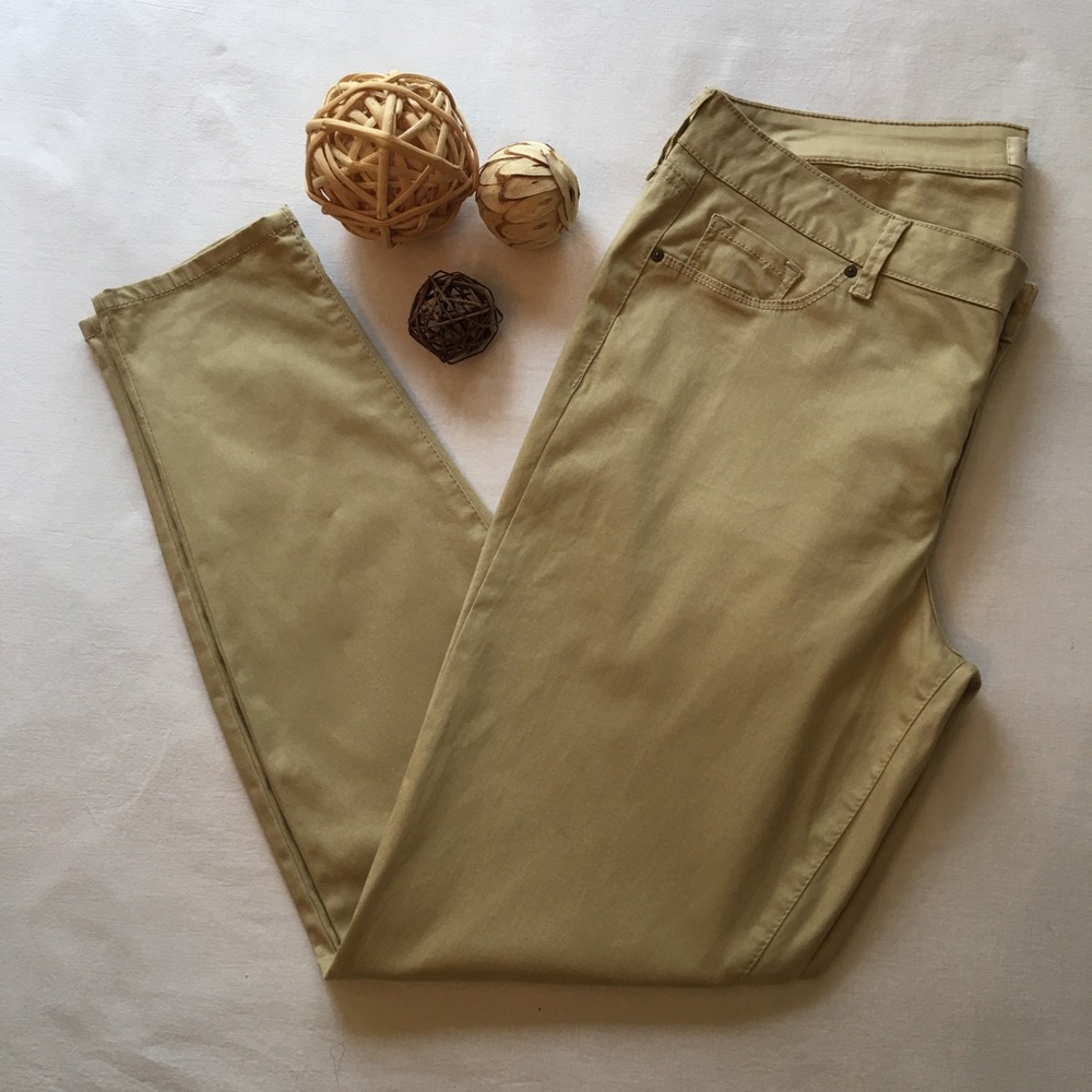 Form-fitting Jessica Simpson Kiss Me Khaki Pants